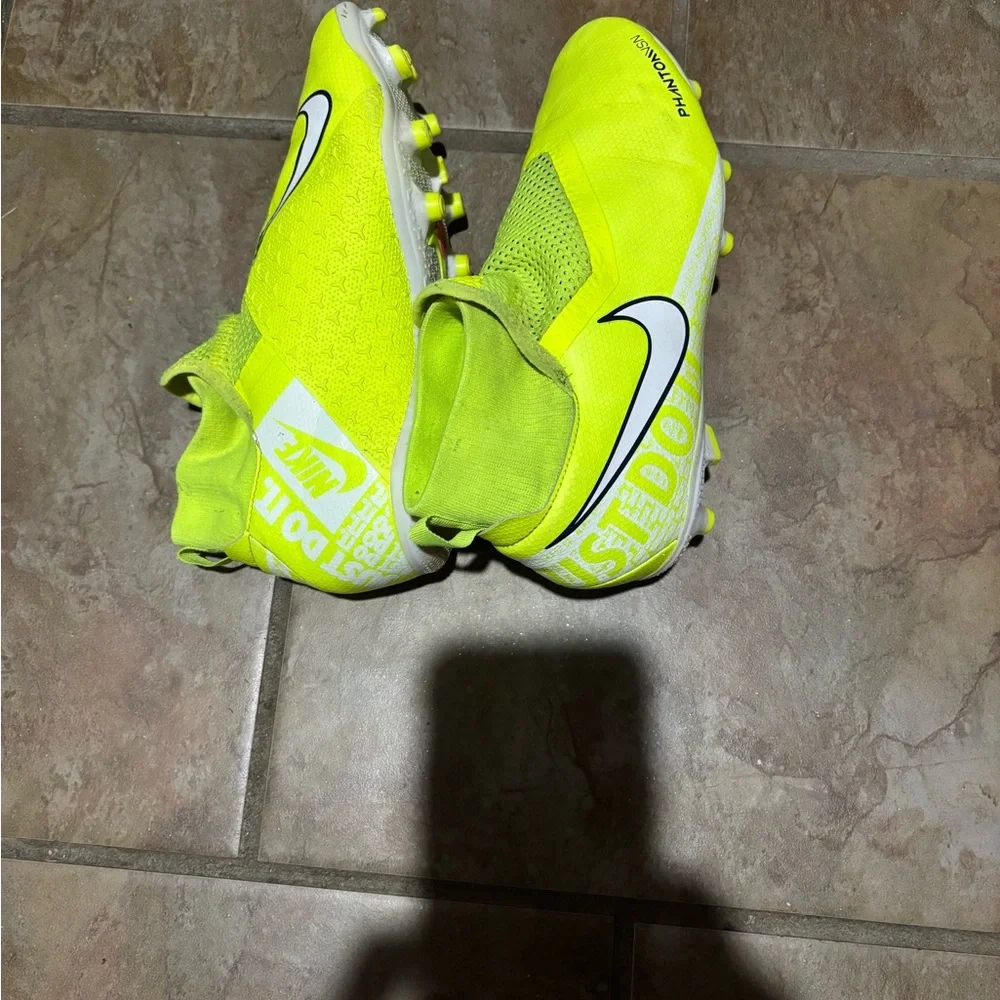 Nike Bright Yellow Cleats - Picture 3 of 11